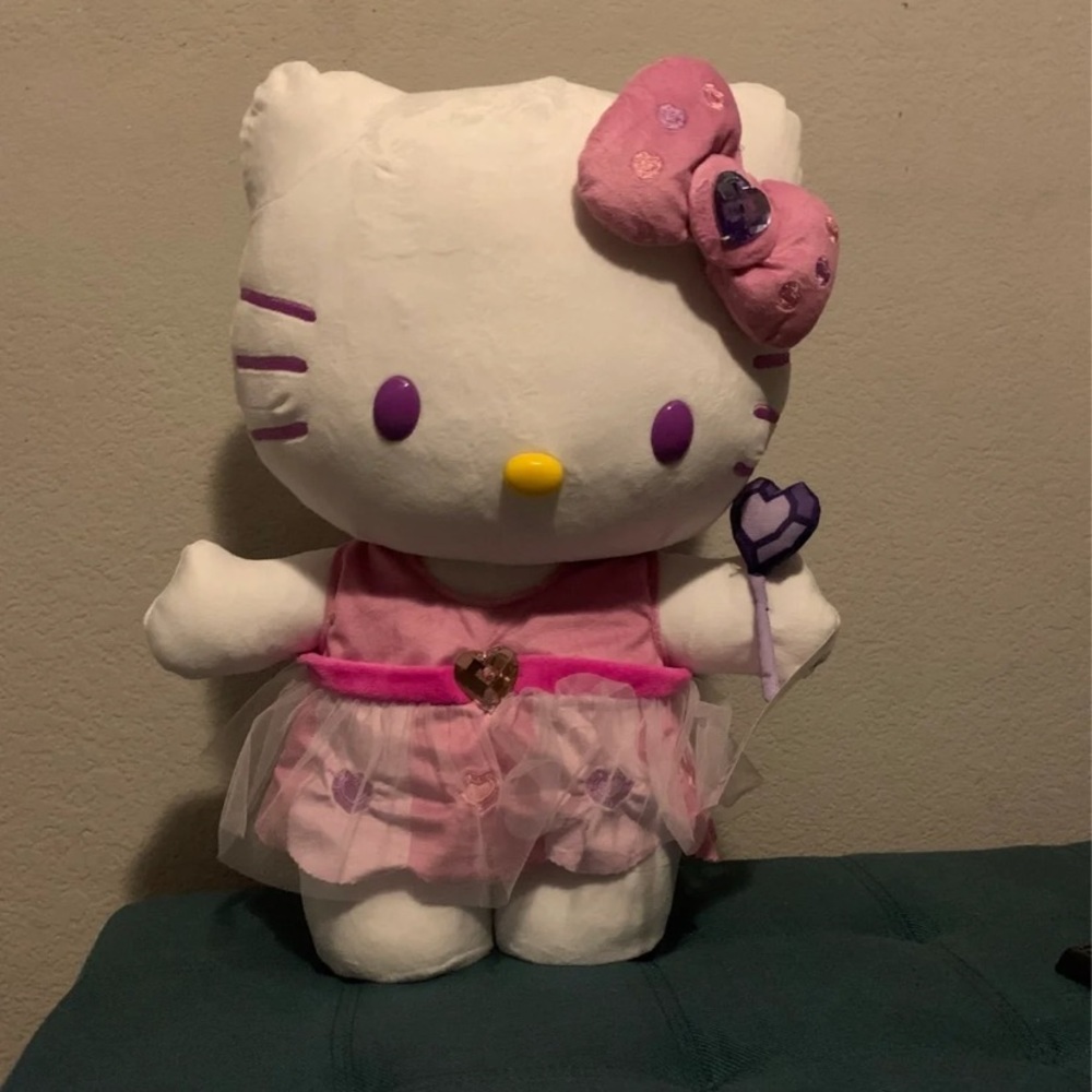 Valentines hello kitty LIMITED EDITION. will be looking at offers. 😊💗💗